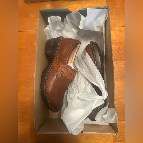 b.o.c. Women's Brown Leather Clogs size 7.5 - Picture 3 of 4